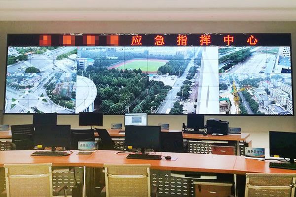 多種信息源通過什么設備輸出拼接屏？