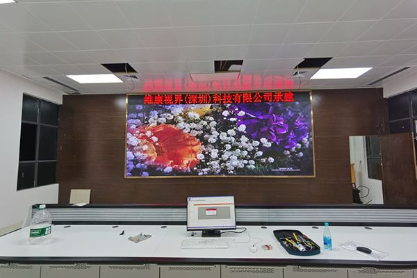 一套常見(jiàn)的室內(nèi)LED顯示屏系統(tǒng)包括哪些設(shè)備？