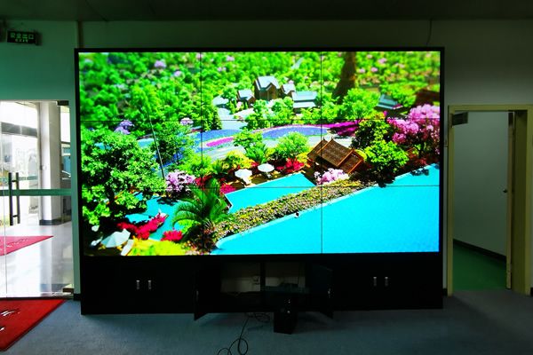 多媒體會(huì)議室用投影機(jī)好，還是液晶拼接屏好？