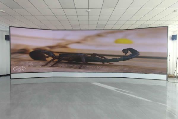 多媒體展廳用多大尺寸的LED顯示屏合適，多媒體展廳LED顯示屏方案設(shè)計(jì)