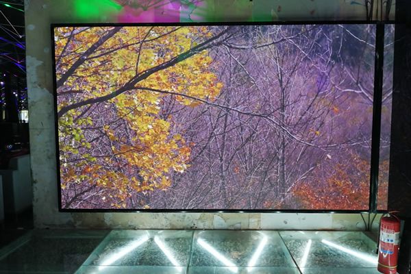 酒吧大屏使用LED顯示屏好，還是液晶拼接屏好？