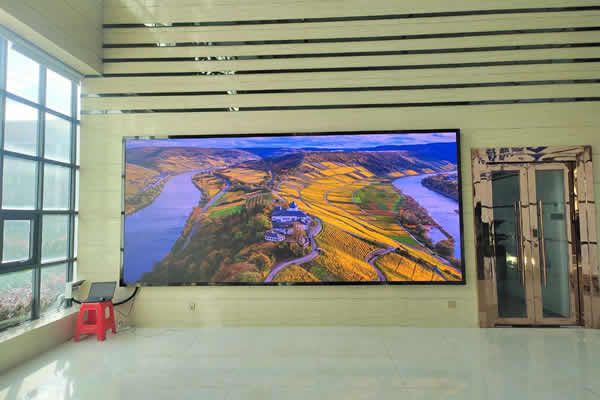 會(huì)議室LED顯示屏用P1.53的好，還是P1.86的好？