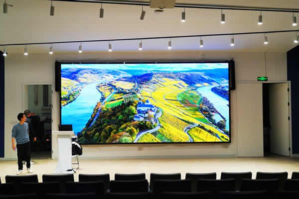 多功能報告廳用哪種大屏好？