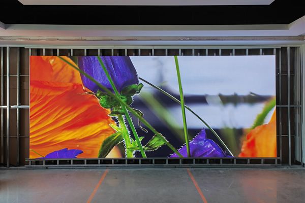 8米寬的會(huì)議室，用多大尺寸的LED顯示屏合適？