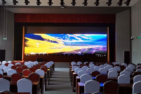 8米寬、15米長的會(huì)議室用多大尺寸的LED顯示屏合適？